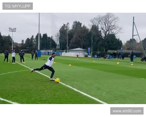 斯特林的致命射门助力球队赢得重要比赛，状态稳健引人关注