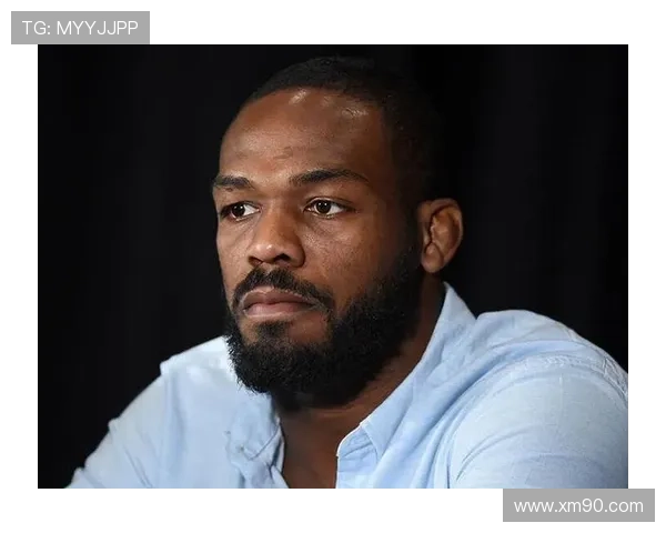 乔恩·琼斯家里冰箱塞满蛋白粉，连狗都练出腹肌了